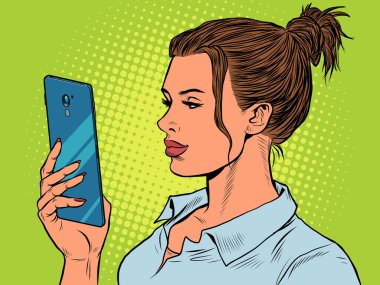 Bir kadın akıllı telefona bakar. İnternet iletişimi, cihazlar ve teknolojiler