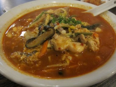 Deniz ürünleri köri laksa noodle