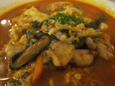 Deniz ürünleri köri laksa noodle