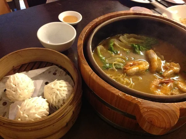 Dim Sum und Nudelsuppe — Stockfoto