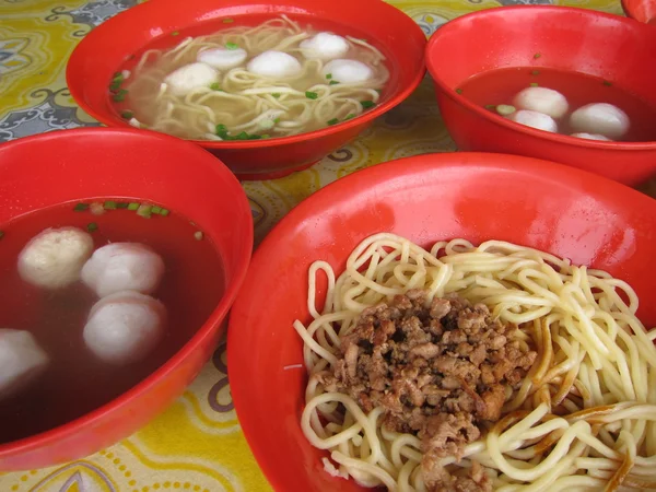 Bola de peixe Sopa de noddle — Fotografia de Stock