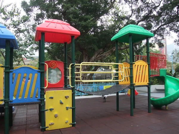 Um parque infantil colorido — Fotografia de Stock