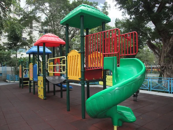 Un colorido parque infantil — Foto de Stock