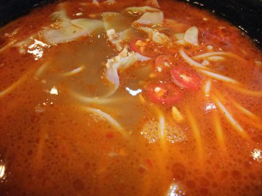 Baharatlı erişte çorbası