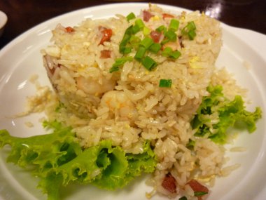 Kalp şekli kızarmış pilav