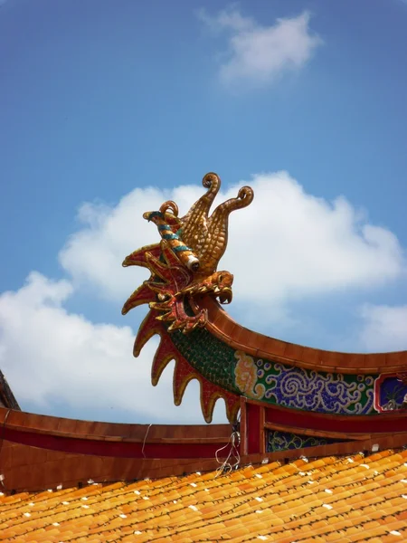 龙在中国寺庙的屋顶上 — 图库照片