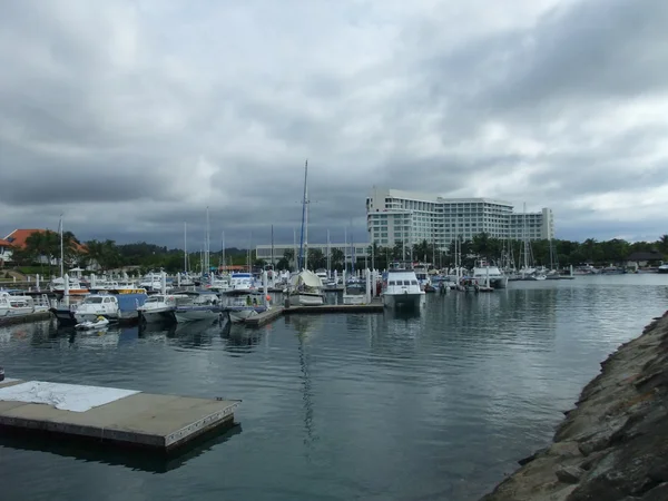 Lodě a jachty na letoviska Sutera Harbour, Kota Kinabalu, Malajsie — Stock fotografie