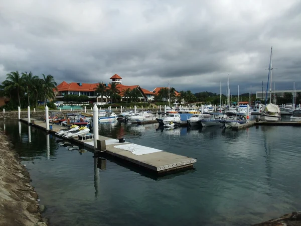 Βάρκες και Κότερα στη Μαλαισία Sutera λιμάνι Resort, Kota Kinabalu, — Φωτογραφία Αρχείου