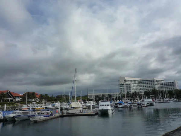 Csónakok és jachtok a fényűző Sutera Harbour Resort, Kota Kinabalu, Malajzia — Stock Fotó