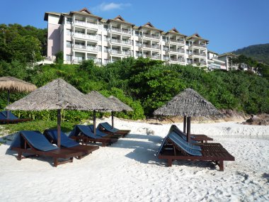 Plaj sandalyeleri ve cabana