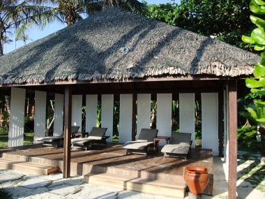 Plaj sandalyeleri ve cabana