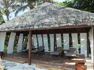 Plaj sandalyeleri ve cabana