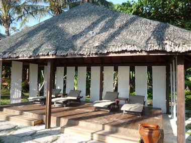 Plaj sandalyeleri ve cabana