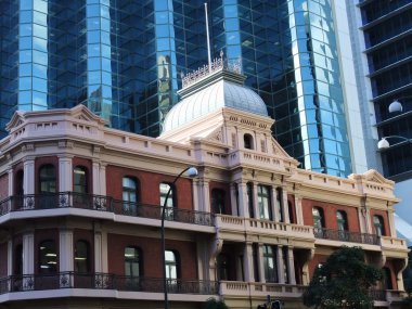 Eski Perth içinde gökdelenler önünde bina klasik.