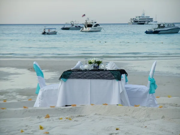 Dîner romantique au bord de la mer — Photo