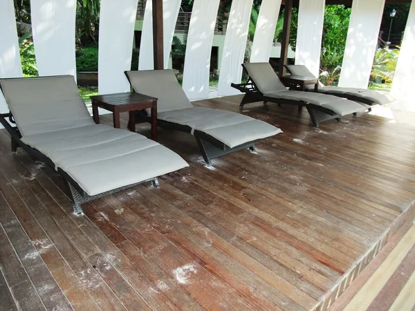 Plaj sandalyeleri ve cabana — Stok fotoğraf
