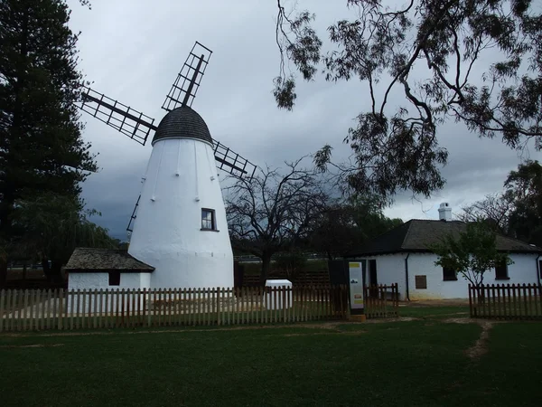 Viejo molino de viento de piedra blanca en Perth — Foto de Stock