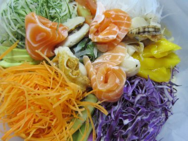 Çiğ balık salatası Çin yeni yılı