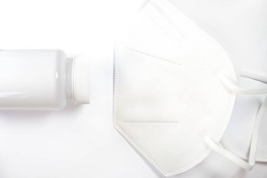 İki seçeneğin var: Maskeyi kendi güvenliğin için takmak ve eğer kullanmazsan, hastalıkla ve ilaçlarla yüzleşeceksin.