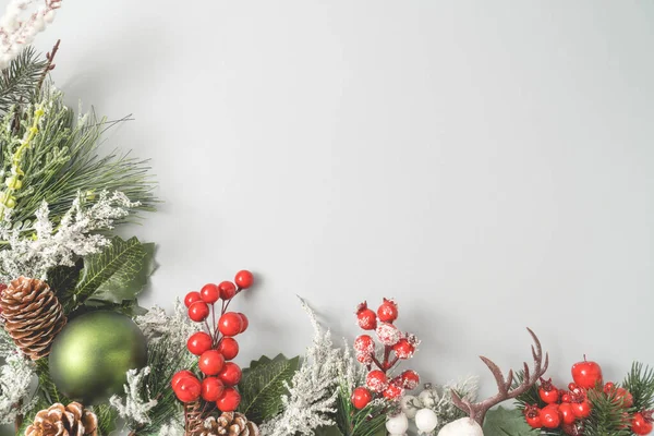 Mise Page Créative Faite Décoration Noël Colorée Branches Sapin Neigeux Photos De Stock Libres De Droits