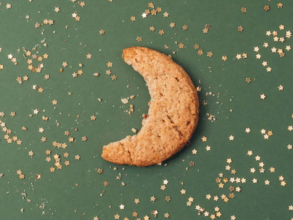 Biscuit Biscuits Forme Lune Avec Des Étoiles Paillettes Dorées Sur Images De Stock Libres De Droits