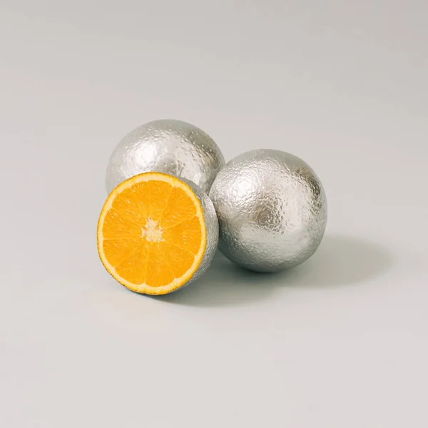 Srebrny Metaliczny Owoc Pomarańczowy Plasterkach Szarym Tle Minimalny Skład Owoców — Zdjęcie stockowe