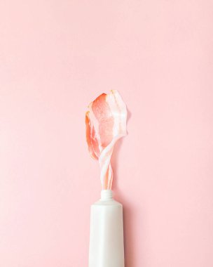 Beyaz tüp ve pastırmalı ve pastırmalı en az modayı takip eden düz kompozisyon.