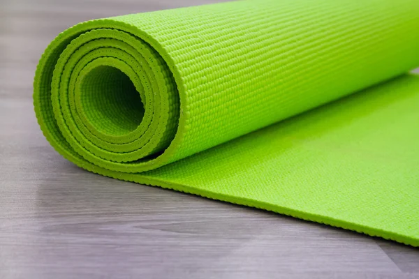 Yeşil yoga mat — Stok fotoğraf