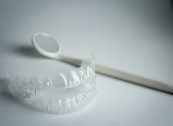 Onzichtbare orthodontie tandheelkundige spiegel achtergrond — Stockfoto