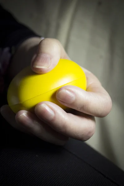 Reabilitação de exercícios com bola amarela — Fotografia de Stock