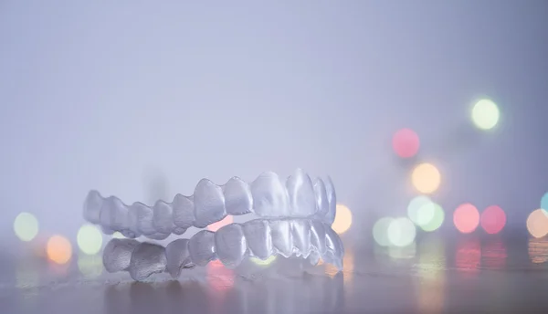 Aparelhos dentários invisíveis — Fotografia de Stock