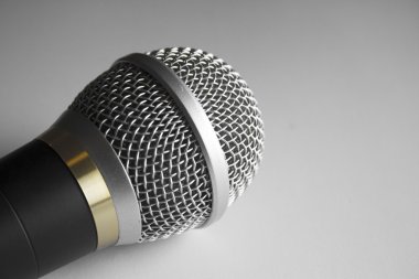 Gümüş mikrofon izole. Hiçbir insan