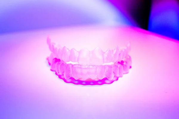 Závorky neviditelný zubní zuby zubní aligners plastovými výztuhami — Stock fotografie