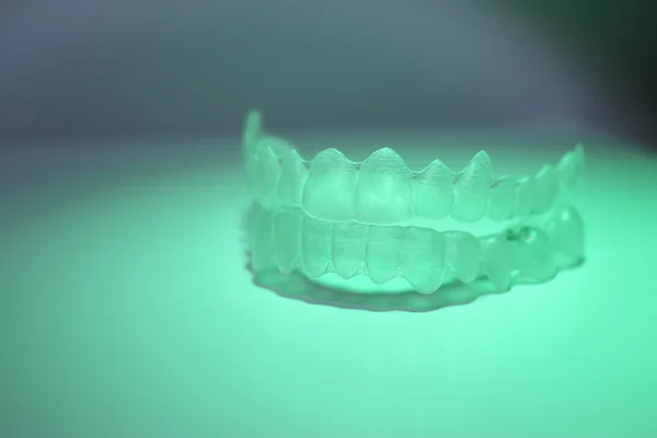 Dentes dentários invisíveis suportes aligners dentes aparelhos de plástico — Fotografia de Stock