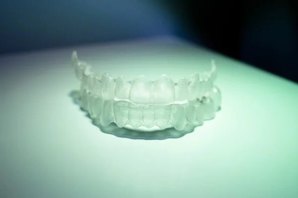 Dentes dentários invisíveis suportes aligners dentes aparelho de plástico re — Fotografia de Stock