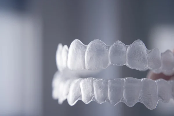 Závorky neviditelný zubní zuby zubní aligners plastovými výztuhami — Stock fotografie