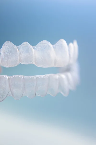 보이지 않는 치과 치아 괄호 치 다시 aligners 플라스틱 지지대 — 스톡 사진