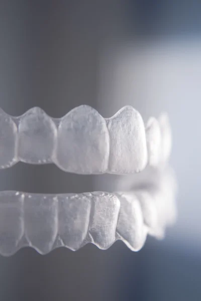 Dents invisibles supports dentaires aligneurs de dents attelles en plastique — Photo