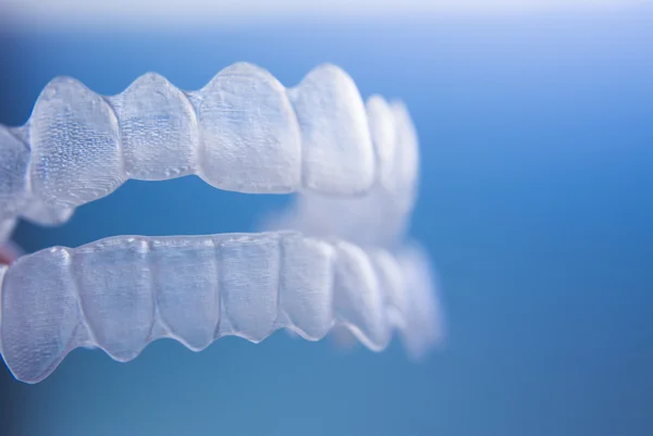 Wsporniki zębów dentystycznych niewiem ząb korekcyjnych plastikowe klamry re — Zdjęcie stockowe