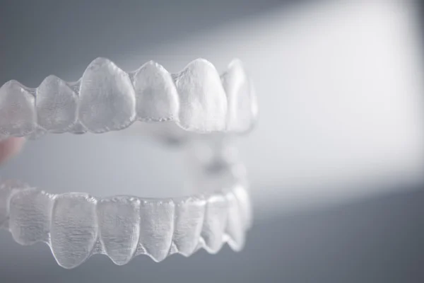 Dentes dentários invisíveis suportes aligners dentes aparelhos de plástico — Fotografia de Stock