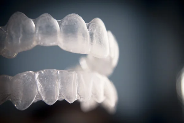 Unsichtbare Zahnbrackets Zahnausrichtungen Kunststoffspangen wieder — Stockfoto