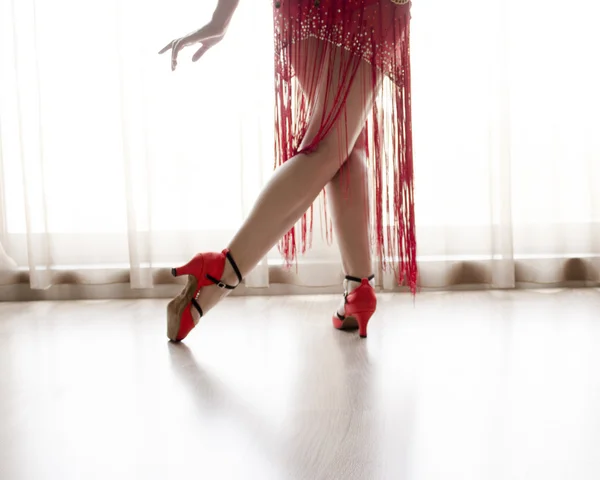 춤추는 여자의 다리 — 스톡 사진