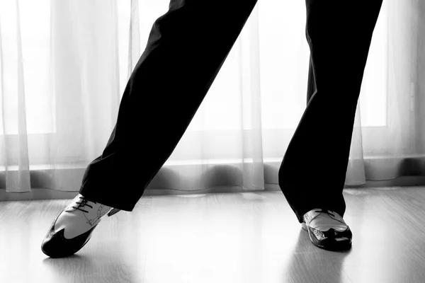 Tanzschuhe Füße von männlichen Standard-, Latein-, Salsa- und Swing-Tänzen — Stockfoto