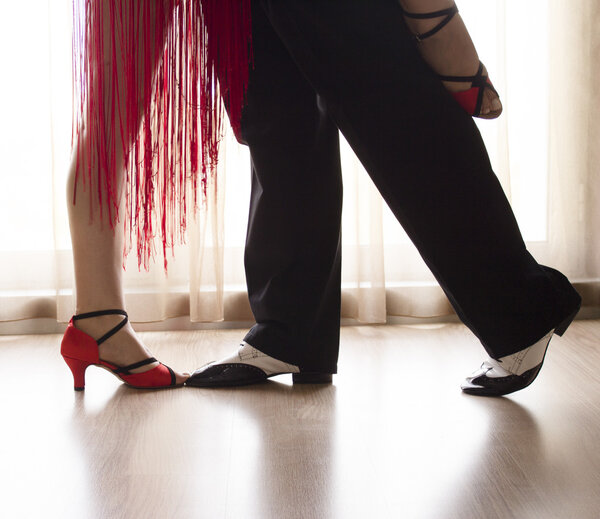 Ноги мужчины и женщины танцуют
