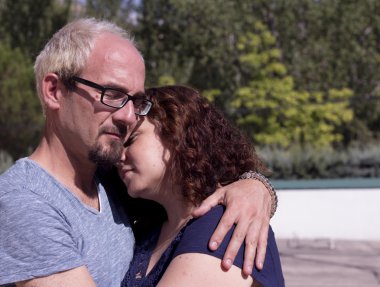 Çift aşk kucaklayan içinde. Mutlu çift