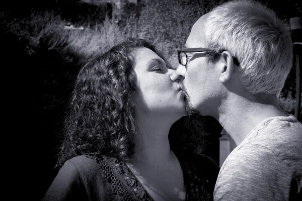 Пара влюбленных поцелуев. Счастливая пара. — стоковое фото