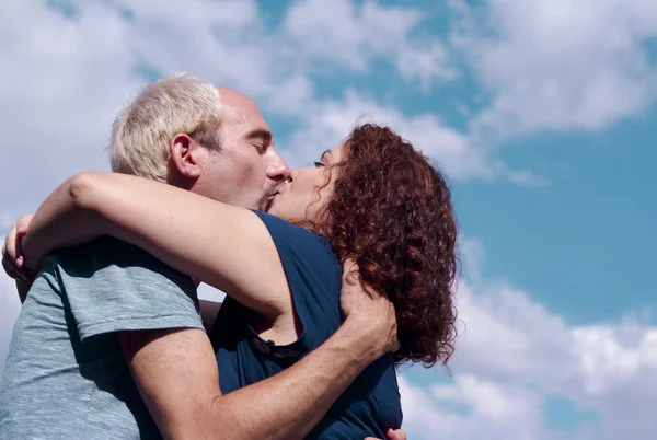 Paar in liefde zoenen. Gelukkige paar — Stockfoto