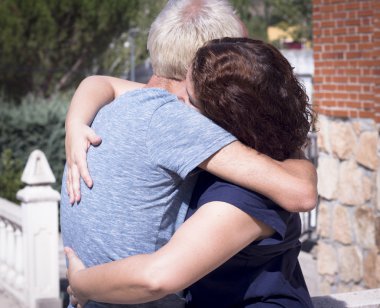 Çift aşk kucaklayan içinde. Mutlu çift