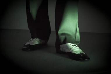 Siyah ve beyaz erkek ayakkabı dans