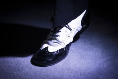 Siyah ve beyaz erkek ayakkabı dans